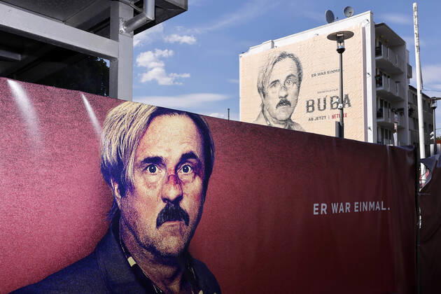 Bilder des Jahres 2022, Entertainment 08 August Entertainment Themen der Woche KW31 Zu Ehren der Film- und Serienfigur Buba, bereits bekannt aus How to sell drugs online fast wurde ein überlebensgroßes Buba-Mural angefertigt - Das größte Tattoo der Welt bestehend aus Lappen zusammengenähter und tätowierter Kunsthaut. Zum Start des Spielfilms Buba mit Bjarne Mädel in der Titelrolle auf Netflix wurde es in Ehrenfeld enthüllt. Köln, 03.08.2022 NRW Deutschland Copyright: xChristophxHardtx