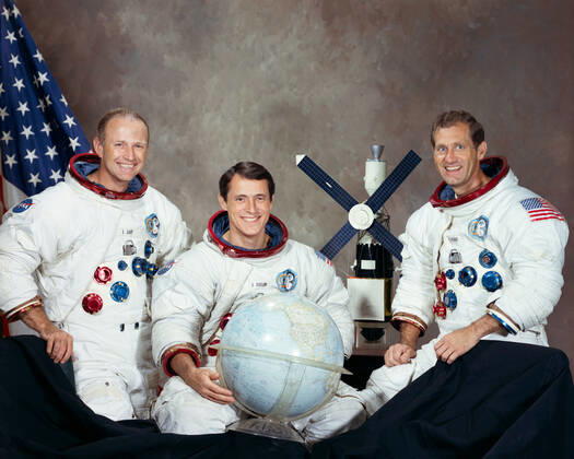 S73-33206 (August 1973) --- These three men are the prime crew for the Skylab 4 mission. Pictured in their Skylab spacesuits with a globe and a model of the Skylab space station are, left to right, astronaut Gerald P. Carr, commander; scientist-astronaut Edward G. Gibson, science pilot; and astronaut William R. Pogue, pilot. Copyright: xpiemagsx piemagsspace-1943 !ACHTUNG AUFNAHMEDATUM GESCHÄTZT!