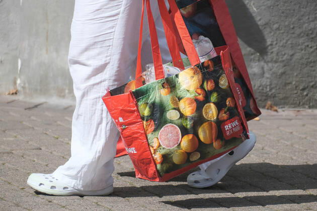 Düsseldorf 04.08.2022 Rewe Lebensmittel Discounter Supermarkt Einkaufstasche Plastiktasche Tragetasche Düsseldorf Nordrhein-Westfalen Deutschland