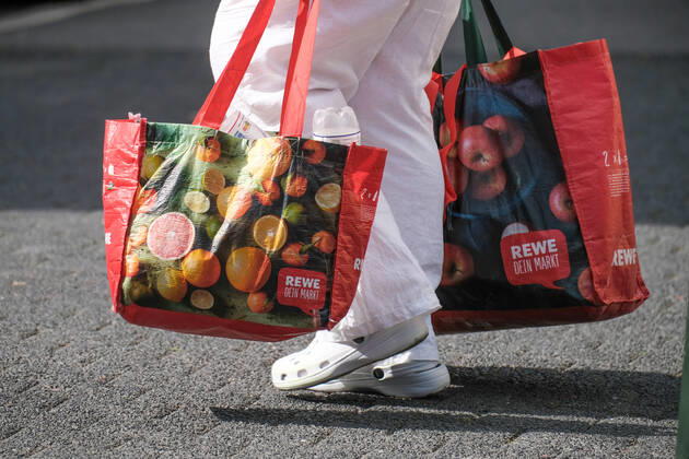 Düsseldorf 04.08.2022 Rewe Lebensmittel Discounter Supermarkt Einkaufstasche Plastiktasche Tragetasche Düsseldorf Nordrhein-Westfalen Deutschland