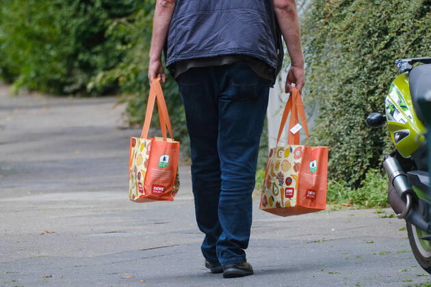 Düsseldorf 04.08.2022 Rewe Lebensmittel Discounter Supermarkt Einkaufstasche Plastiktasche Tragetasche Düsseldorf Nordrhein-Westfalen Deutschland
