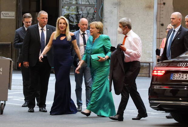 Bilder des Jahres 2022, Entertainment 08 August Entertainment Themen der Woche KW31 Entertainment Bilder des Tages Angela MERKEL bei den Salzburger Festspielen Salzburg, 04. 08. 2022 Angela MERKEL bei den Salzburger Festspielen Premiere von Il barbiere di Siviglia