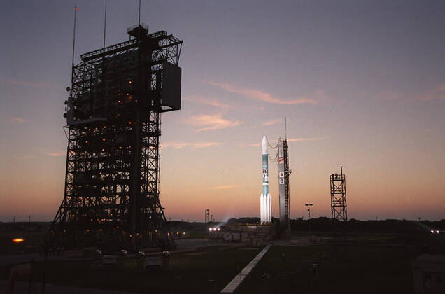 Dawn casts a pink glow as the Boeing Delta II rocket stands ready for launch after tower rollback. It is carrying the 2001 Mars Odyssey spacecraft that will begin its 7-month journey to Mars. Liftoff is scheduled for 11:02 a.m. EDT. The spacecraft, built by Lockheed Martin Space Systems for the Jet Propulsion Laboratory, will orbit Mars, mapping the surface looking for geological features that could indicate the presence of water, now or in the past. Science gathered by three science instruments on board will be key to future missions to Mars, including orbital reconnaissance, lander and human missions Copyright: xpiemagsx piemagsspace-17702 !ACHTUNG AUFNAHMEDATUM GESCHÄTZT!