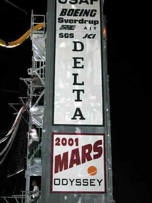 Signs on the side of the launch tower at Launch Complex 17, Cape Canaveral Air Force Station, show the nature of the impending launch. A worker on the side watches the umbilical connections to the Boeing Delta II rocket that is carrying the 2001 Mars Odyssey spacecraft. Liftoff is scheduled for 11:02 a.m. EDT from Launch Complex 17-A at Cape Canaveral Air Force Station. After an approximate 7-month journey, Mars Odyssey will orbit the planet Mars. The spacecraft, built by Lockheed Martin Space Systems for the Jet Propulsion Laboratory, will map the Martian surface looking for geological features that could indicate the presence of water, now or in the past. Science gathered by three science instruments on board will be key to future mission Copyright: xpiemagsx piemagsspace-17710 !ACHTUNG AUFNAHMEDATUM GESCHÄTZT!