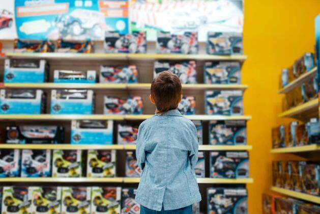 Little boy at the shelf in kids store, back view, Little boy at the shelf in kids store, back view. Son choosing toys in supermarket, family shopping, Little boy at the shelf in kids store, back view. Son choosing toys in supermarket, family shopping model released, Symbolfoto , 05.02.2020, Copyright: xNomadSoulx Panthermedia28066891.jpg