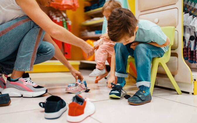  Mother with children choosing shoes in kids store, Mother with her little children choosing shoes in kids store. Happy mom with daughter and son buying clothes in supermarket together, family shopping, Mother with her little children choosing shoes in kids store. Happy mom with daughter and son buying clothes in supermarket together, family shopping model released, Symbolfoto , 05.02.2020, Copyright: xNomadSoulx Panthermedia28067784.jpg