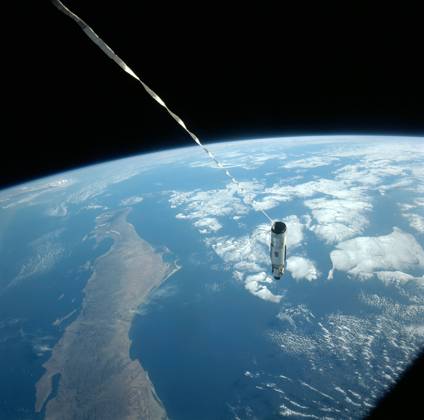 S66-63517 (13 Nov. 1966) --- The Gulf of California area as seen from the Gemini-12 spacecraft during its 30th revolution of Earth. Baja California Sur is the peninsula on the left. At lower left is the mainland of Mexico. A 100-foot tether line connects the Agena Target Docking Vehicle with the Gemini-12 spacecraft. View is looking south. Copyright: xpiemagsx piemagsspace-54520 !ACHTUNG AUFNAHMEDATUM GESCHÄTZT!
