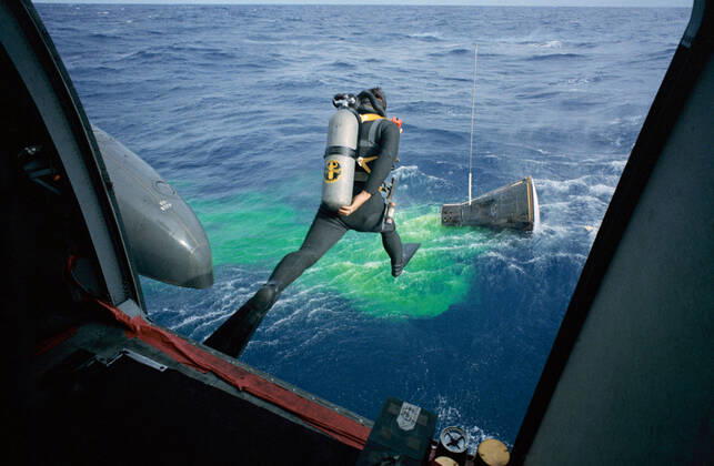 S66-59987 (15 Nov. 1966) --- A Navy frogman leaps from a recovery helicopter into the water to assist in the Gemini-12 recovery operations. Astronauts James A. Lovell Jr., command pilot, and Edwin E. Aldrin Jr., pilot, had just completed their four-day space mission. Copyright: xpiemagsx piemagsspace-54780 !ACHTUNG AUFNAHMEDATUM GESCHÄTZT!