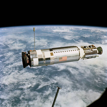 S66-62755 (11 Nov. 1966) --- Excellent stereo and side view of the Agena Target Docking Vehicle as seen from the Gemini-12 spacecraft during rendezvous and docking mission in space. The two spacecraft are 50 feet apart. Copyright: xpiemagsx piemagsspace-54781 !ACHTUNG AUFNAHMEDATUM GESCHÄTZT!