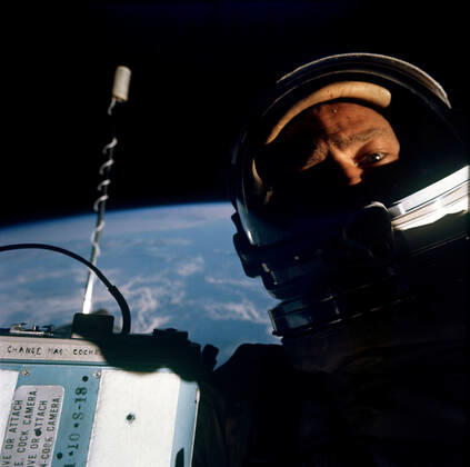 S66-62926 (12 Nov. 1966) --- Astronaut Edwin E. Aldrin Jr., pilot of the Gemini-12 spaceflight, is photographed with pilot s hatch of the spacecraft open. Note J.A. Maurer camera which was used to photograph some of his extravehicular activity (EVA). Astronaut James A. Lovell Jr. was the command pilot. Copyright: xpiemagsx piemagsspace-54782 !ACHTUNG AUFNAHMEDATUM GESCHÄTZT!