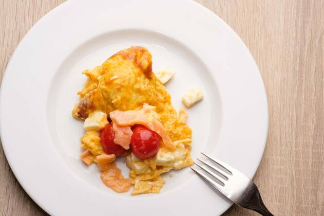  Omelett with smoked salmon and feta cheese, Omelett with smoked salmon, tomatoes and feta cheese as top view, 05.04.2020 14:49:11, Copyright: xphotohomepagex Panthermedia28272317.jpg