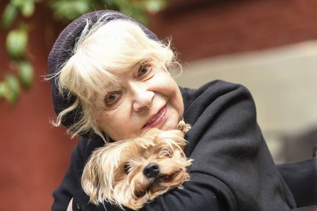 Bilder des Jahres 2022, Entertainment 08 August Entertainment Themen der Woche KW31 Entertainment Bilder des Tages Ingrid Steeger mit Ihrem Hund Lumpi bei der Eröffnung der Marilyn Monroe Sonderausstellung anlässlich des 60igsten Todestages von Marilyn Monroe im Kunstladen. Hannover, 05.08.2022