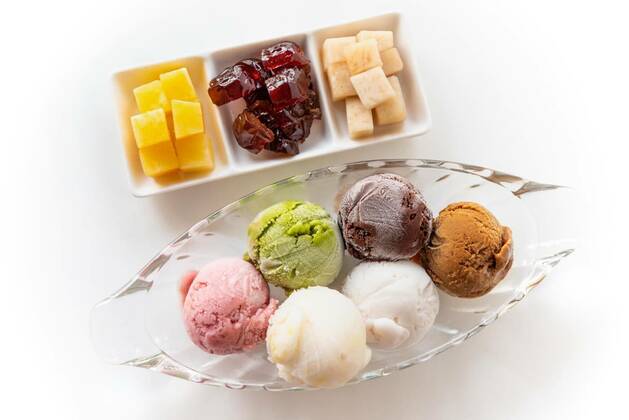  Top view colorful ice cream, Top view multi-colored ice cream in a clear dish and sweet processed fruit for eating together in vintage Thai style, Set of colorful ice cream scoops of different colors on the white table background, 28.04.2020 23:12:26, Copyright: xYongkietx Panthermedia28375900.jpg