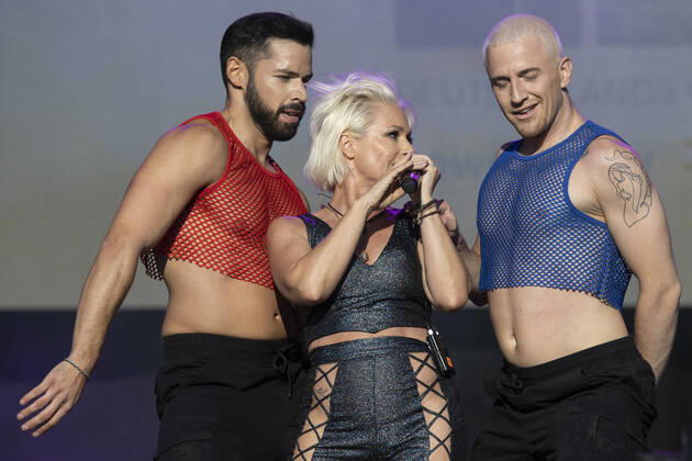 Entertainment Themen der Woche KW31 Entertainment Bilder des Tages Lieblingslieder - Deutschlands größtes Ohrwurm-Spektakel Unterhaltung: Lieblingslieder am 06.08.2022 in Bonn (Nordrhein-Westfalen). Michelle steht in Bonn mit zwei Tänzern auf der Bühne Bonn Rheinaue Nordrhein-Westfalen Deutschland Copyright: xMarcoxSteinbrenner Kirchner-Mediax