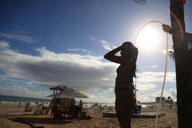 IMAGO Creative: Ende des Sommers  Woman taking a shower in Placafor beach, salvador, bahia / brazil - december 22, 2015: Woman taking a shower in Placafor beach in the city of Salvador., salvador, bahia / brazil - december 22, 2015: Woman taking a shower in Placafor beach in the city of Salvador., 03.06.2020, Copyright: xjoasouzax Panthermedia28497784.jpg