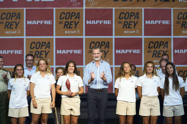 Bilder des Jahres 2022, Entertainment 08 August Entertainment Themen der Woche KW31 Entertainment Bilder des Tages 06-08-2022 King Felipe with the sailing crew of overall winner Balearia attends the 40th Copa del Rey Mapfre Sailing Cup ceremony award at Ses Voltes on Palma de Mallorca. No Spain Â  Copyright: xPPEx