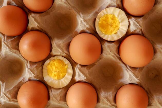  Eggs in paper tray. one soft-boiled. view from top. Boiled halve, Eggs in paper tray. one soft-boiled. view from top.Boiled halved eggs., Eggs in paper tray. one soft-boiled. view from top.Boiled halved eggs., 27.06.2020, Copyright: xSanatanax Panthermedia28588914.jpg