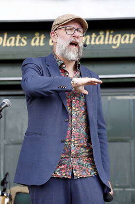 STOCKHOLM 20220807 Kalle Lind moderated the presentation of the Cornelis Prize to Douglas Dogge León during a ceremony at Mosebacketerrassen in Stockholm Stockholm Sweden x10730x  Copyright: xJohanxJeppssonx CORNELISPRISET 2022