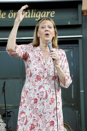 STOCKHOLM 20220807 Lill Lindfors sang as the Cornelis Prize was awarded to Douglas Dogge León during a ceremony at Mosebacketerrassen in Stockholm Stockholm Sweden x10730x  Copyright: xJohanxJeppssonx CORNELISPRISET 2022
