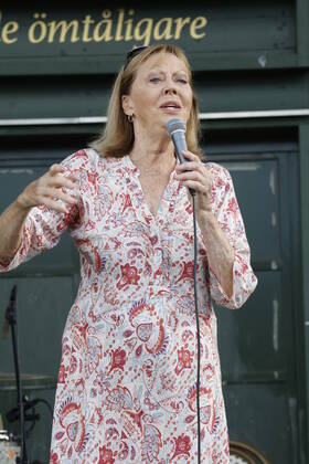 STOCKHOLM 20220807 Lill Lindfors sang as the Cornelis Prize was awarded to Douglas Dogge León during a ceremony at Mosebacketerrassen in Stockholm Stockholm Sweden x10730x  Copyright: xJohanxJeppssonx CORNELISPRISET 2022
