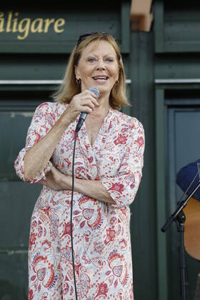 STOCKHOLM 20220807 Lill Lindfors sang as the Cornelis Prize was awarded to Douglas Dogge León during a ceremony at Mosebacketerrassen in Stockholm Stockholm Sweden x10730x  Copyright: xJohanxJeppssonx CORNELISPRISET 2022