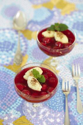 IMAGO Creative, Jahreszeit Sommer, Kirschen Schwäbische Küche, süße Grießklößen mit Kirschkompott, Süßspeise, Obst, vegetarisch, Nachspeise, Dessert, Glaskelche, Dessertschalen, typisch Schwäbisch neu interpretiert, Traditionsküche, Foodfotografie, Studio, Deutschland, Europa Copyright: imageBROKER KatharinaxHild ibxkah08154826.jpg