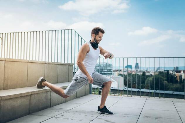 IMAGO Kreativ: Urbane Kultur - Sommer auf den Dächern Outdoor workout on a rooftop terrace, Outdoor health and fitness workout on a rooftop terrace, Outdoor health and fitness workout on a rooftop terrace model released, Symbolfoto , 27.11.2020, Copyright: xtommyandonex Panthermedia29057046.jpg