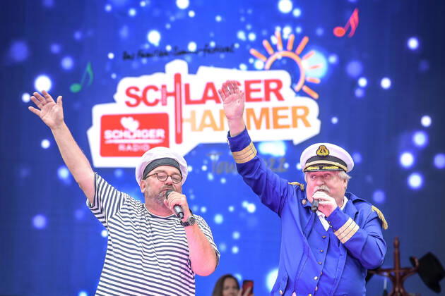 13.08.2022, xlakx, Entertainment Musik, SchlagerHammer-Tour 2022 in Oranienburg emspor, v.l.Klaus und Klaus im Schlosspark Oranienburg bei der SchlagerHammer-Tour 2022. Oranienburg