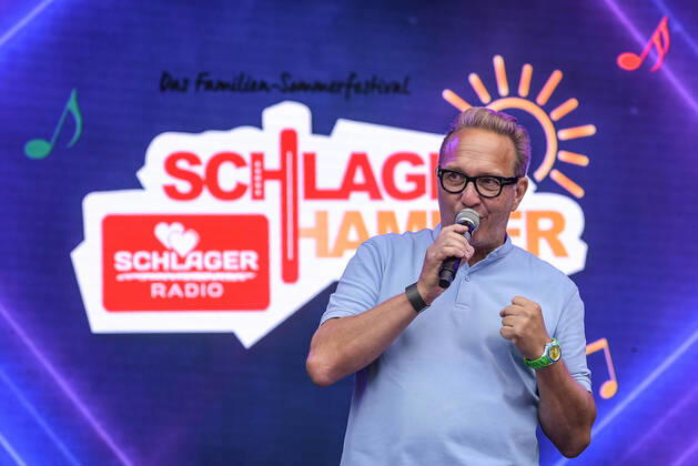 13.08.2022, xlakx, Entertainment Musik, SchlagerHammer-Tour 2022 in Oranienburg emspor, v.l.Schlagerradio CEO Oliver Dunk im Schlosspark Oranienburg bei der SchlagerHammer-Tour 2022. Oranienburg
