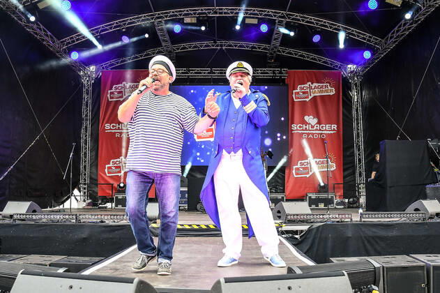 13.08.2022, xlakx, Entertainment Musik, SchlagerHammer-Tour 2022 in Oranienburg emspor, v.l.Klaus und Klaus im Schlosspark Oranienburg bei der SchlagerHammer-Tour 2022. Oranienburg