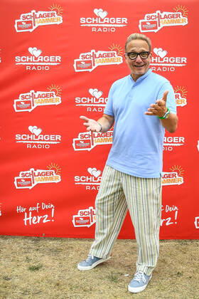 13.08.2022, xlakx, Entertainment Musik, SchlagerHammer-Tour 2022 in Oranienburg emspor, v.l.Schlagerradio CEO Oliver Dunk im Schlosspark Oranienburg bei der SchlagerHammer-Tour 2022. Oranienburg