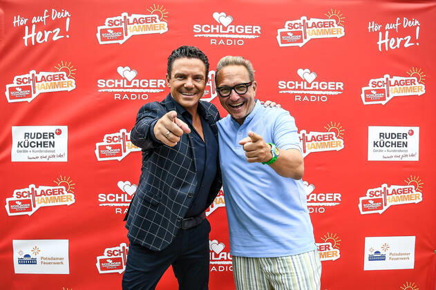 13.08.2022, xlakx, Entertainment Musik, SchlagerHammer-Tour 2022 in Oranienburg emspor, v.l.Stefan Mross und Schlagerradio CEO Oliver Dunk im Schlosspark Oranienburg bei der SchlagerHammer-Tour 2022. Oranienburg