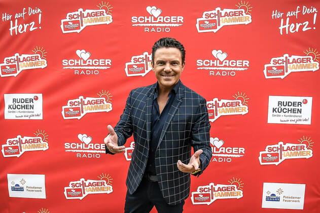 13.08.2022, xlakx, Entertainment Musik, SchlagerHammer-Tour 2022 in Oranienburg emspor, v.l.Stefan Mross im Schlosspark Oranienburg bei der SchlagerHammer-Tour 2022. Oranienburg