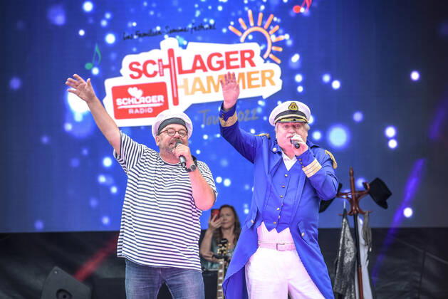 Entertainment Bilder des Tages 13.08.2022, xlakx, Entertainment Musik, SchlagerHammer-Tour 2022 in Oranienburg emspor, v.l.Klaus und Klaus im Schlosspark Oranienburg bei der SchlagerHammer-Tour 2022. Oranienburg