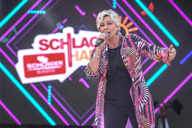 13.08.2022, xlakx, Entertainment Musik, SchlagerHammer-Tour 2022 in Oranienburg emspor, v.l.Claudia Jung im Schlosspark Oranienburg bei der SchlagerHammer-Tour 2022. Oranienburg