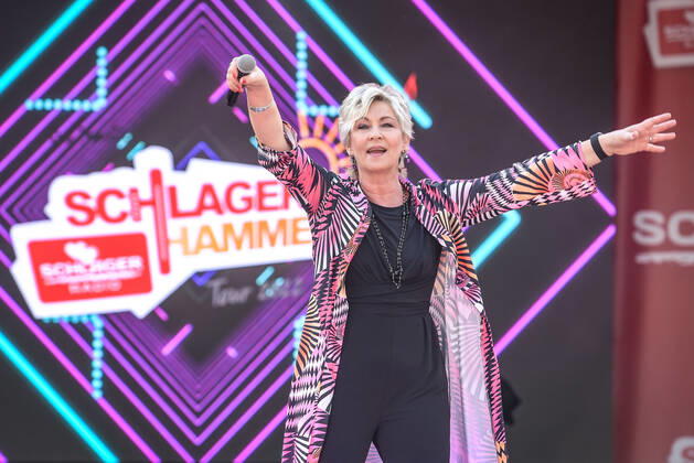 13.08.2022, xlakx, Entertainment Musik, SchlagerHammer-Tour 2022 in Oranienburg emspor, v.l.Claudia Jung im Schlosspark Oranienburg bei der SchlagerHammer-Tour 2022. Oranienburg
