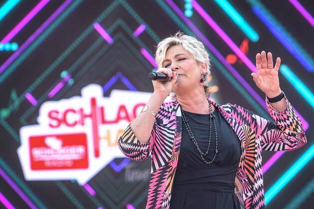 13.08.2022, xlakx, Entertainment Musik, SchlagerHammer-Tour 2022 in Oranienburg emspor, v.l.Claudia Jung im Schlosspark Oranienburg bei der SchlagerHammer-Tour 2022. Oranienburg