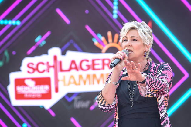 13.08.2022, xlakx, Entertainment Musik, SchlagerHammer-Tour 2022 in Oranienburg emspor, v.l.Claudia Jung im Schlosspark Oranienburg bei der SchlagerHammer-Tour 2022. Oranienburg
