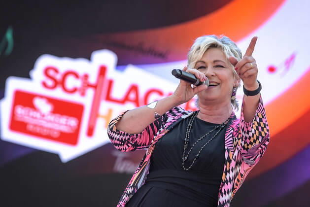 13.08.2022, xlakx, Entertainment Musik, SchlagerHammer-Tour 2022 in Oranienburg emspor, v.l.Claudia Jung im Schlosspark Oranienburg bei der SchlagerHammer-Tour 2022. Oranienburg