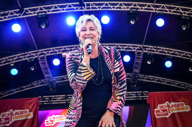 13.08.2022, xlakx, Entertainment Musik, SchlagerHammer-Tour 2022 in Oranienburg emspor, v.l.Claudia Jung im Schlosspark Oranienburg bei der SchlagerHammer-Tour 2022. Oranienburg