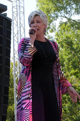 PK zum 8.ten schlagerHammer 2022 Claudia Jung mit Fans beim 8 Schlager Hammer, Austragungsort in ORANIENBURG an der Orangerie Berlin 13.08.2022