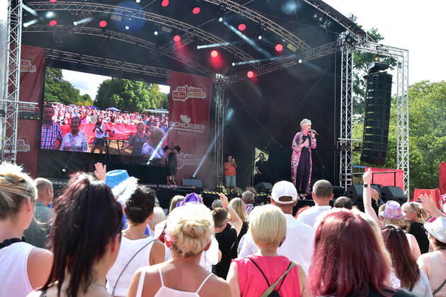 PK zum 8.ten schlagerHammer 2022 Claudia Jung mit Fans beim 8 Schlager Hammer, Austragungsort in ORANIENBURG an der Orangerie Berlin 13.08.2022