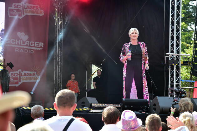 PK zum 8.ten schlagerHammer 2022 Claudia Jung mit Fans beim 8 Schlager Hammer, Austragungsort in ORANIENBURG an der Orangerie Berlin 13.08.2022