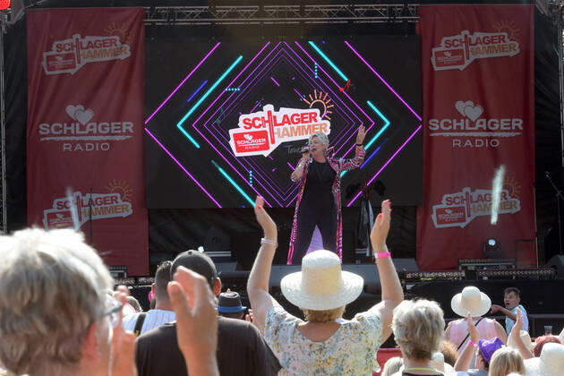PK zum 8.ten schlagerHammer 2022 Claudia Jung mit Fans beim 8 Schlager Hammer, Austragungsort in ORANIENBURG an der Orangerie Berlin 13.08.2022