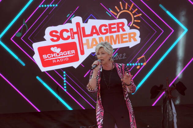 PK zum 8.ten schlagerHammer 2022 Claudia Jung mit Fans beim 8 Schlager Hammer, Austragungsort in ORANIENBURG an der Orangerie Berlin 13.08.2022