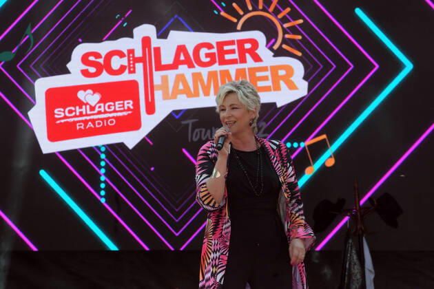 PK zum 8.ten schlagerHammer 2022 Claudia Jung mit Fans beim 8 Schlager Hammer, Austragungsort in ORANIENBURG an der Orangerie Berlin 13.08.2022