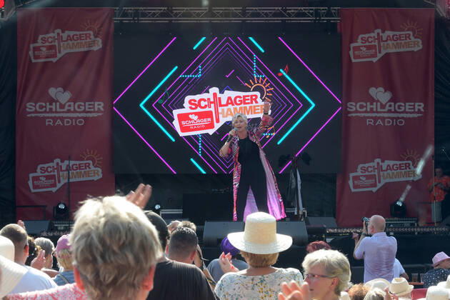 PK zum 8.ten schlagerHammer 2022 Claudia Jung mit Fans beim 8 Schlager Hammer, Austragungsort in ORANIENBURG an der Orangerie Berlin 13.08.2022