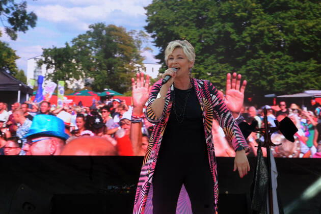 PK zum 8.ten schlagerHammer 2022 Claudia Jung mit Fans beim 8 Schlager Hammer, Austragungsort in ORANIENBURG an der Orangerie Berlin 13.08.2022