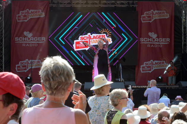 PK zum 8.ten schlagerHammer 2022 Claudia Jung mit Fans beim 8 Schlager Hammer, Austragungsort in ORANIENBURG an der Orangerie Berlin 13.08.2022