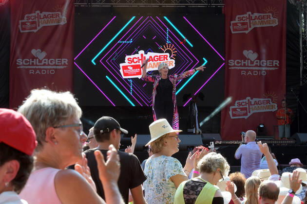 PK zum 8.ten schlagerHammer 2022 Claudia Jung mit Fans beim 8 Schlager Hammer, Austragungsort in ORANIENBURG an der Orangerie Berlin 13.08.2022